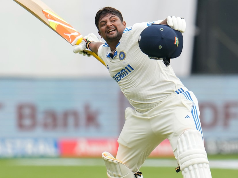 দ্বিতীয় ইনিংসে আবারও প্রবল চাপের মুহূর্তে ব্যাট করতে নামেন সরফরাজ খান। দলের স্কোর তখন ৯৫ রানে ২ উইকেট। মাথার উপর তখন কিউইদের আড়াইশোর বেশির রানের লিডের পাহাড়। সেখান থেকেই মহাকাব্যিক ইনিংস খেললেন সরফরাজ খান। (Photo Courtesy- AP)