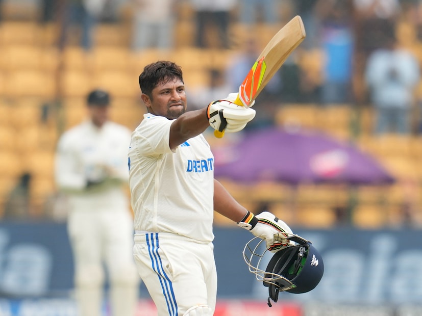 শুভমান গিলের চোট তাকে জায়গা করে দিয়েছিল প্রথম একাদশে। প্রথম ইনিংসে চাপের মুহূর্তে শূন্য রানে আউট হওয়ার পর প্রশ্ন উঠে গিয়েছিল তার কেরিয়ার নিয়ে। কিন্তু ক্রিকেট দেবতা সরফরাজ খানের জন্য লিখে রেখেছিল অন্য কাহিনি। (Photo Courtesy- AP)