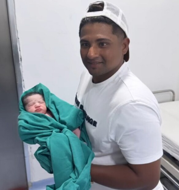 আর আন্তর্জাতিক ক্রিকেটের শতরানের  খুশির পর সেই খুশি এবার ডাবল হল সরফরাজ খানের। বড় সুখবর পেলেন তিনি। বাবা হলেন সরফরাজ় খান। এক পুত্র সন্তানের জন্ম দিয়েছেন তাঁর স্ত্রী।