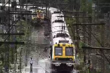শিয়ালদহ দক্ষিণ শাখায় ট্রেন চলাচল শুরু, পরিষেবা স্বাভাবিক করার চেষ্টা চলছে