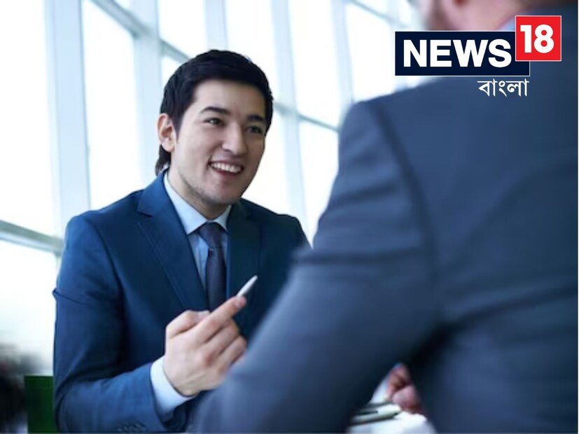 পকেটে হাত রাখা - কিছু মানুষ পকেটে হাত রেখে কথা বলেন। এই উপায়টি সঠিক নয়। সব সময় আপনার হাত খোলা রাখুন এবং রিল্যাক্স হয়ে কথা বলুন। এটি আপনার উন্মুক্ততা এবং আত্মবিশ্বাসকে নির্দেশ করে।