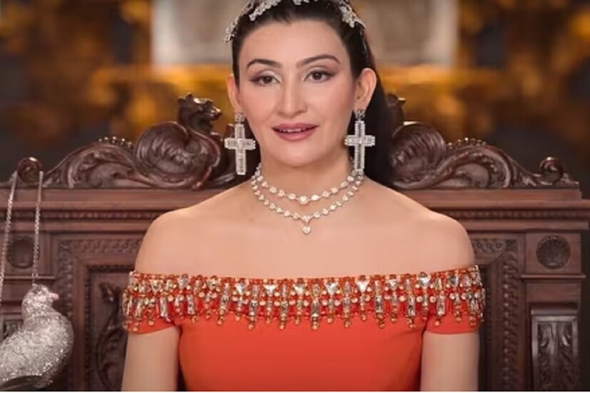 এমনকী তাঁরা বলে উঠেছিলেন যে, একদম উপযুক্ত মেয়ে পাওয়া গিয়েছে। স্মৃতিচারণ করে শালিনী বলেন যে, “বন্ধুর বোনের বিয়েতে মেয়েদের একটা দল আমার কাছে এসে প্রশ্ন করেছিল, আমি বিবাহিত কি না! ওরা এ-ও জানতে চেয়েছিল যে, আমার বাবা-মা মেহেন্দি অনুষ্ঠানে যোগ দিচ্ছেন কি না! আমি বলেছিলাম, না আমার মা-বাবা সন্ধ্যায় আসবেন। এরপর মেয়েগুলি চলে যায় এবং তাদের মা-কে গিয়ে জানায় যে, সঞ্জয় ভাইয়ার জন্য আমরা সঠিক মেয়ে খুঁজে ফেলেছি। এরপর সন্ধ্যায় আমার স্বামীর পরিবার আমাদের সঙ্গে দেখা করতে আসে। পুরোপুরি দেখেশুনে বিয়ে হয়েছিল আমাদের। কিন্তু আমার স্বামীই এখন আমার সব কিছু।” Photo: Instagram