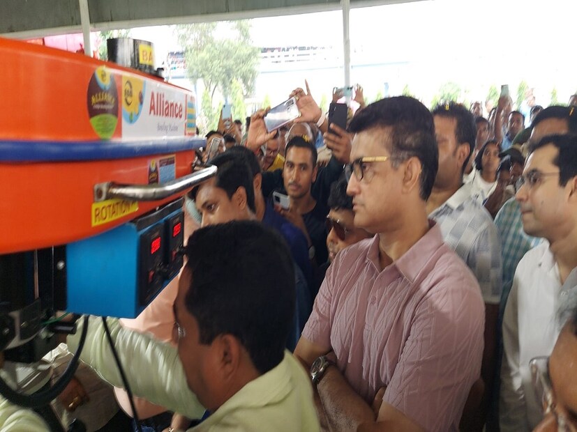  হতাশা ও লজ্জা একইসঙ্গে  গ্রাস করেছে ভারতীয় ক্রিকেটকে। ঘরের মাঠে নিউজিল্যান্ডের বিরুদ্ধে সিরিজ হারের যন্ত্রণা  তো আছেই। তার মধ্যে হোয়াইটওয়াশ হওয়ার ভয়ও তাড়া করছে রোহিত শর্মাদের। তবে এর মধ্যে আবার সৌরভ গঙ্গোপাধ্যায় নতুন প্রশ্ন তুলে দিলেন।