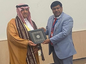 বিদেশের মাটিতে ‘নিউ লুক’ সুকান্ত‌ মজুমদারের