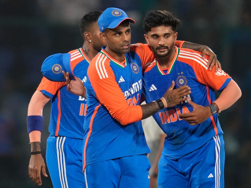 প্রথম টি-২০ ম্যাচের দ্বিতীয় টি-২০-তেও হেলা বাংলাদেশকে হারিয়েছে টিম ইন্ডিয়া। দিল্লিতে বাংলাদেশকে ৮৬ রানের বড় ব্যবধানে হারিয়ে এক ম্যাচ বাকি থাকতেই সিরিজ জিতে নিয়েছে ভারত।  (Photo Courtesy- AP)