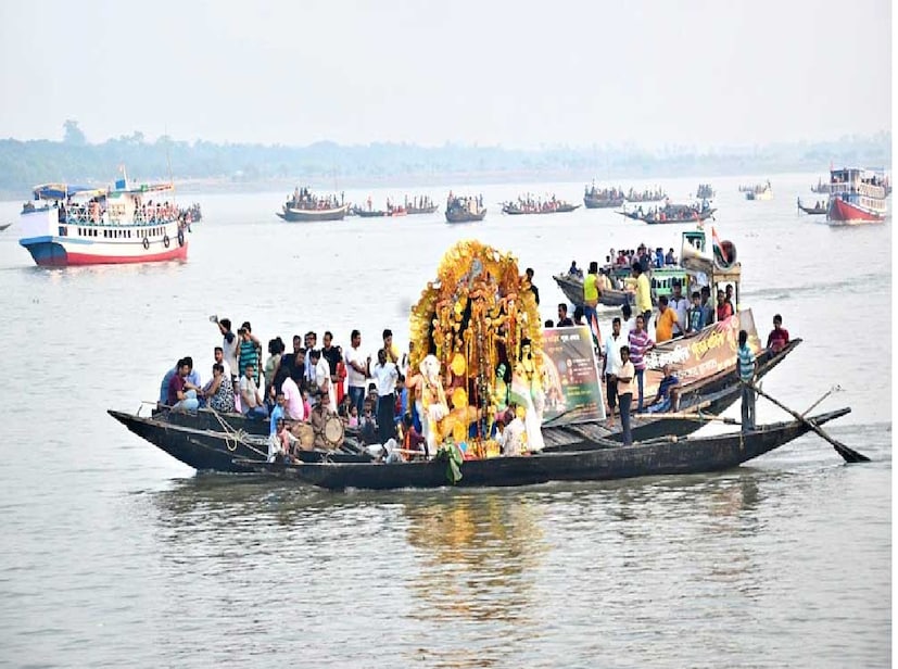 দুই বাংলার বুক চিরে বয়ে গিয়েছে ইছামতী নদী। সেখানেই বছর বছর প্রতিমা ভাসান দেখতে ভিড় জমান পর্যটকরা। এবার হতাশ হল সেই ভিড়। দুই বাংলার প্রতিমা বিসর্জন দেখার জন্য এ বছরও হোটেল বুক করেছিলেন হাজার হাজার পর্যটক।