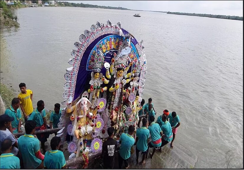  একমাস আগেই সব কিছু বন্দোবস্ত করে রেখেছিলেন ওঁরা। কিন্তু সে আশা মিটল না। হতাশ হয়েই ফিরতে হচ্ছে পর্যটকদের। বাংলাদেশ থেকে এ বছর দুর্গা প্রতিমা বিসর্জনই হয়নি ইছামতী নদীতে! 