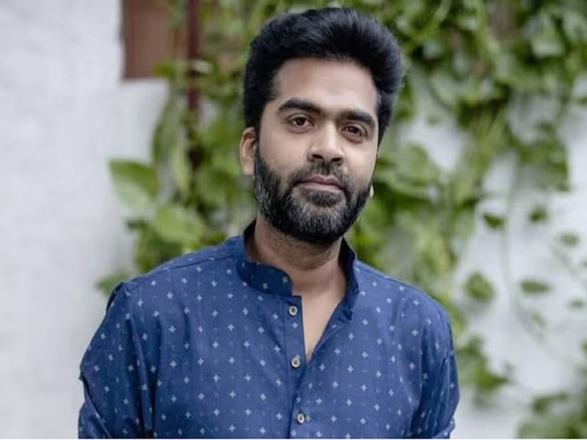 পুরো নাম সিলমবরসন তেসিঙ্গু রাজেন্দর। এই পুরো নামের ইংরেজি আদ্যক্ষর STR রূপেও তাঁর পরিচিতি সুবিদিত। সিম্বুর জন্ম চলচ্চিত্রের সঙ্গে যুক্ত পরিবারেই। বাবা বিজয় তেসিঙ্গু রাজেন্দর, সংক্ষেপে যিনি TR রূপে সুপরিচিত, তামিল ছবির জগতে এক কিংবদন্তি বললে অত্যুক্তি হয় না। অভিনেতা, চলচ্চিত্র পরিচালক, চলচ্চিত্র প্রযোজক, সুরকার, সিনেম্যাটোগ্রাফার, চলচ্চিত্র পরিবেশক হিসেবে ছবির জগতে যেমন তাঁর কৃতিত্ব অনস্বীকার্য, তেমনই তামিলনাড়ু লেজিসলেটিভ অ্যাসেম্বলির প্রাক্তন সদস্য হিসেবে রাজনীতির জগতেও তাঁর অবদান রয়েছে।