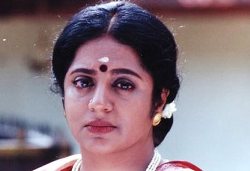বিখ্যাত কর্ণাটকি সঙ্গীতশিল্পী এম এল বসন্তকুমারী এবং দক্ষিণী ছবির জনপ্রিয় কৌতূকাভিনেতা কৃষ্ণমূর্তির সংসারে ১৯৫৩ সালের ২৪ জুলাই শ্রীবিদ্যার জন্ম হয়। ছোট থেকেই জীবন ছিল সংগ্রামে পূর্ণ। তাঁর জন্মের বছরেই দুর্ঘটনায় কৃষ্ণমূর্তি শয্যাশায়ী হয়ে পড়েন। সংসারের ভার একা এম এল বসন্তকুমারীর পক্ষে চালানো সম্ভব হচ্ছিল না। অবশেষে মাত্র ১৪ বছর বয়সে সংসারের সুরাহায় দক্ষিণী ছবির জগতে পা রাখেন শ্রীবিদ্যা। কে বালাচন্দ্রের পরিচালনায় অপূর্ব রাগাঙ্গল ছবিতে প্রথম অভিনয় করেন তিনি। প্রথম ছবিতেই স্ক্রিন শেয়ার করেন রজনীকান্ত এবং কমল হাসানের মতো তারকা অভিনেতাদের সঙ্গে। ছবিটি সুপারহিট হয়, সবার নজর কেড়ে নেন নায়িকা।