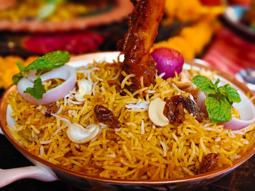বাঙালি ভোজনরসিক। ভোজন বিলাসিও বলা চলে। কবজি ডুবিয়ে না খেলে তার চলে না। যে কোনও উৎসবকেই অনায়াসে জুড়ে দিতে পারে পেটপুজোর সঙ্গে। দুর্গাপুজোতেও তাই। ঘুরে ঘুরে ঠাকুর দেখার সঙ্গে চলতে থাকবে ভূরিভোজ।