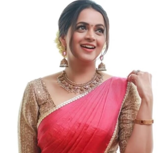 একটি গ্যাং-কে সুপারি দিয়েছিলেন দিলীপ কুমার। তারাই তেলেগু নায়িকা ভাবনাকে প্রথমে অপহরণ করে। তারপর চালায় যৌন নির্যাতন। গোটা ঘটনা নিজে হাতে ভিডিও করেন দিলীপ। ঘটনা জানাজানি হওয়ার পর এই নিয়ে শোরগোল পড়ে গিয়েছিল কেরলে।