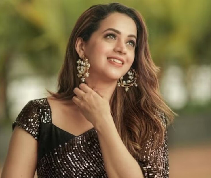 এটাই দিলীপের রাগের কারণ। ২০১৬ সালে কাব্য মাধবনকে বিয়ে করেন দিলীপ। তার কিছুদিন পর জানতে পারেন, ভাবনাই তাঁদের সম্পর্কের কথা মঞ্জুর কাছে ফাঁস করে দিয়েছিলেন। দিলীপের সব রাগ গিয়ে পড়ে ভাবনার উপর। উল্লেখ্য, অপহরণ এবং যৌন হেনস্থার অভিযোগে ৩ মাস জেলে ছিলেন দিলীপ। পরে মুক্তি পান।