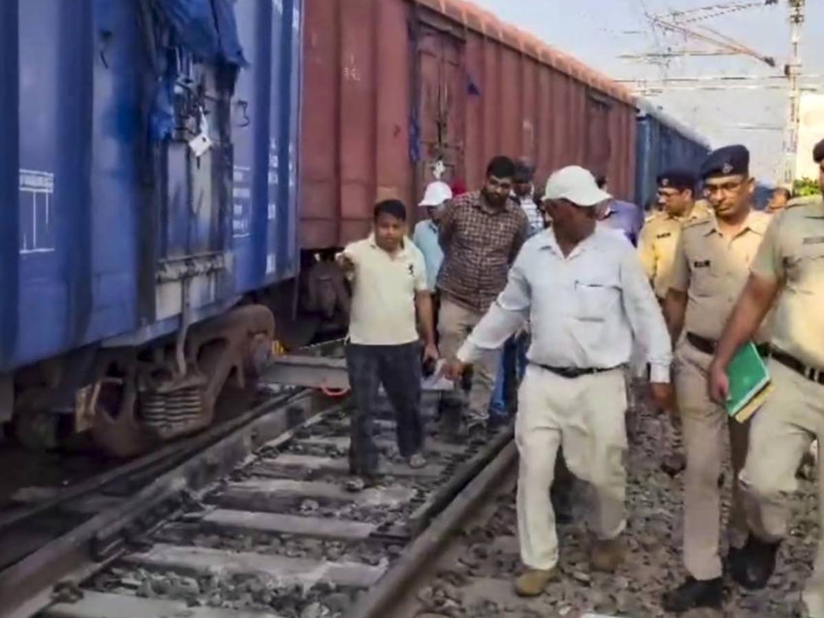 ঘটনার খবর পেয়েই সেখানে ছিটকে যান রেলের আধিকারিকরা। মেরঠ ক্যান্টনমেন্ট এবং মেরঠ সিটি স্টেশনে মাঝে ঘটনাটি ঘটে। যদিও কী ভাবে ঘটনাটি ঘটল তা এখনও জানা যায়নি, তদন্তের নির্দেশ দেওয়া হয়েছে বলে রেল সূত্রে খবর। Image: PTI