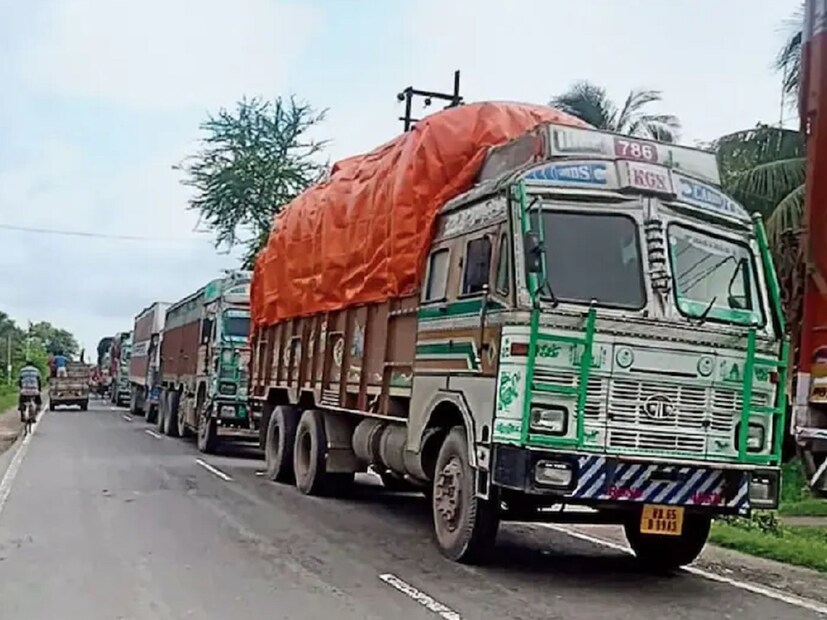 যে কারণে গাড়ির সামনে আর পিছনে ঠাকুর-দেবতার ছবি থাকে। অপদেবতার নজর এড়ানোর জন্য ট্রাকের পিছনে ঝুলিয়ে রাখা হয় ছেঁড়া জুতো-চটি- এমনটাও বলে থাকেন অনেকেই! তবে ট্রাকের পিছনে এই ছেঁড়া জুতো-চটি ঝুলিয়ে রাখার কারণ কিন্তু নেহাতই কুসংস্কার নয়, আদতে এর মূল রয়েছে বিজ্ঞানে। এখন না হয় মাল ভরার পর ওজন কোথায় গিয়ে দাঁড়াল, তা দেখার জন্য মোড়ে মোড়ে ধরম কাঁটা থাকে।