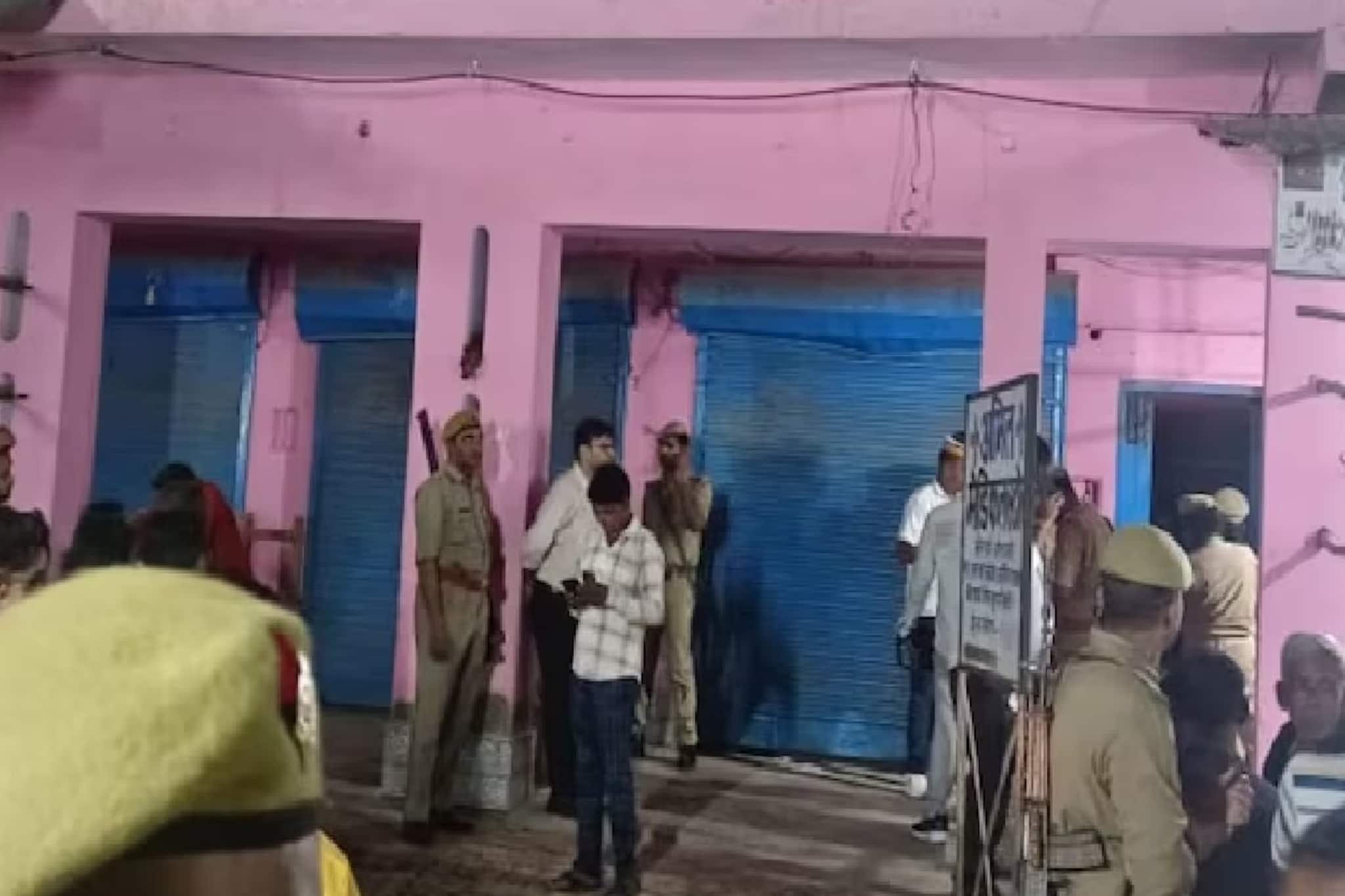 স্ত্রী-দুই শিশুকন্যা-সহ সরকারি স্কুল শিক্ষককে এলোপাথাড়ি গুলি! কড়া শাস্তির আশ্বাস