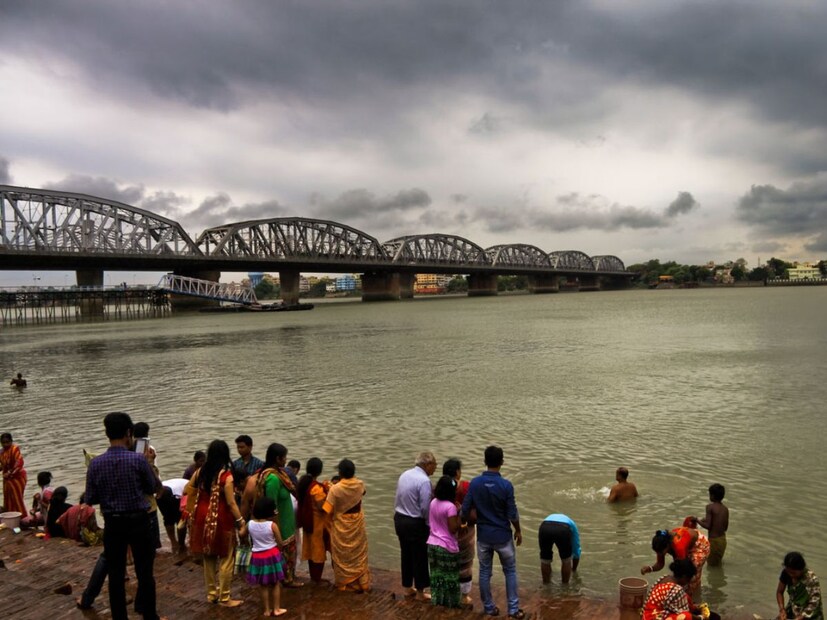 গতকালের সুস্পষ্ট নিম্নচাপ আজ সকালে গভীর নিম্নচাপে পরিণত হয়েছে পূর্ব মধ্য বঙ্গোপসাগরে। ৭৭০ কিলোমিটার দূরে রয়েছে সাগর দ্বীপ থেকে। এটি সিভিয়ার সাইক্লোনিক স্টর্ম বা শক্তিশালী ঘূর্ণিঝড় হিসেবে সর্বোচ্চ ১২০ কিলোমিটার গতি নিয়ে সাগরদ্বীপ থেকে পুরীর মধ্যে উপকূল ভাগে প্রবেশ করবে। 
