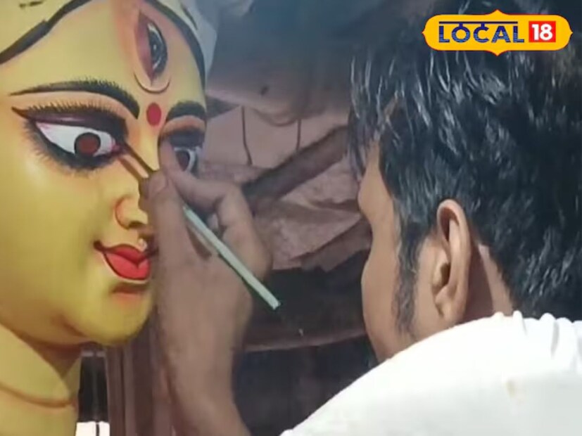 শারদীয়া নবরাত্রির শুরুতে শিব কাশীর প্রতিটি কণা শক্তির আরাধনায় লীন হয়ে যায়। আদিযোগী শিবের নগরীতে এখন শক্তির আরাধনার উৎসবের রং বিবর্ণ হতে শুরু করেছে। দেবীর আগমন ও তাঁর আরাধনার প্রস্তুতি এখন তুঙ্গে৷