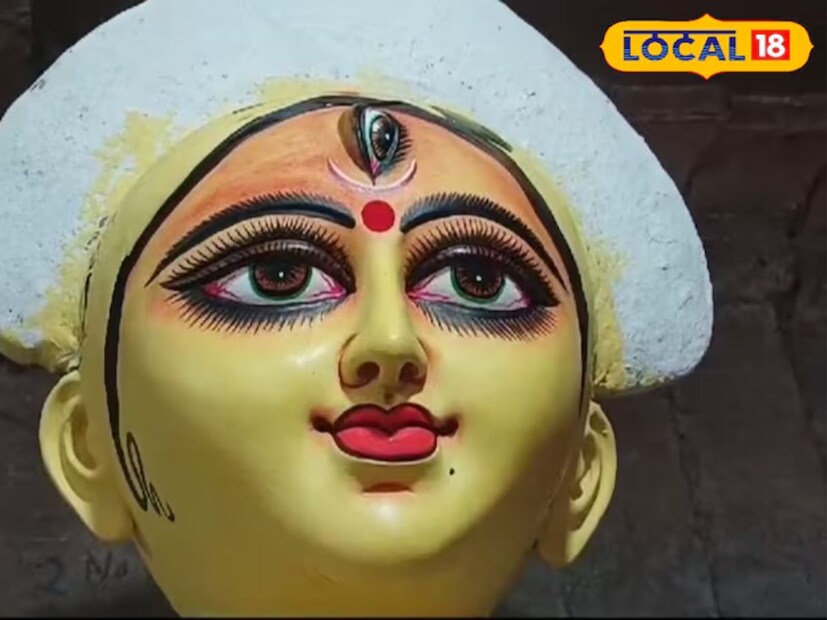 নবরাত্রি শুরু হওয়ার সাথে সাথে অনেক স্থানে কলশ স্থাপনের মাধ্যমে নয় দিনের পূজা শুরু হয়। তাই বেশিরভাগ জায়গায় নবরাত্রির ষষ্ঠ দিনে মা দুর্গা প্যান্ডেলে বসেন। এমন পরিস্থিতিতে বৃষ্টির কারণে মাটির প্রতিমা শুকাতে অনেক অসুবিধা হচ্ছে। 