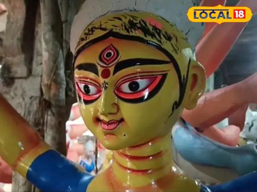 ভাস্কর রাজু দাদা জানান, &quot;প্রতিমা যাতে সময় মতো প্যান্ডেলে পৌঁছাতে পারে সেজন্য আমরা নিরন্তর চেষ্টা চালিয়ে যাচ্ছি এবং দিনরাত পরিশ্রম করছি। আগের তুলনায় এখন কারিগরের সংখ্যাও বাড়ানো হয়েছে। আপনাদের জানিয়ে রাখা ভালো, ভাস্কররা চৈত্র নবরাত্রি থেকেই এগুলি তৈরির কাজ শুরু করে। কিন্তু রোদের অভাবে এখনও কাজগুলি সম্পূর্ণ করা হয়ে ওঠেনি৷&quot;