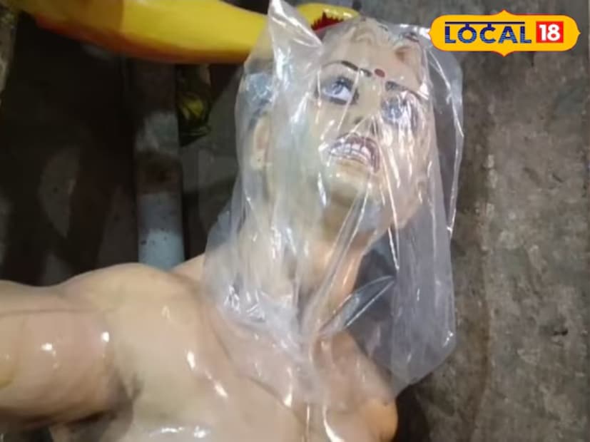 ভাস্কর রানা জানান, এবারও নগরীর পূজা প্যান্ডেলগুলো পরিবেশ রক্ষার বার্তা দেবে। কারণ প্যান্ডেলে বসানো হবে পরিবেশবান্ধব দেবীর প্রতিমা। খাঁটি মাটি, খড়, নারকেল কড়ি ও বাঁশের লাঠি দিয়ে এসব প্রতিমা তৈরি করা হচ্ছে। এছাড়া সাজানোর জন্য যে রংগুলো ব্যবহার করা হয় সেগুলোও সম্পূর্ণ রাসায়নিকমুক্ত। এসব প্রতিমা রং করতে চক ও গেরুয়ার সঙ্গে জল রং ব্যবহার করা হচ্ছে, এতে পুকুরের কোনও ক্ষতি হবে না।