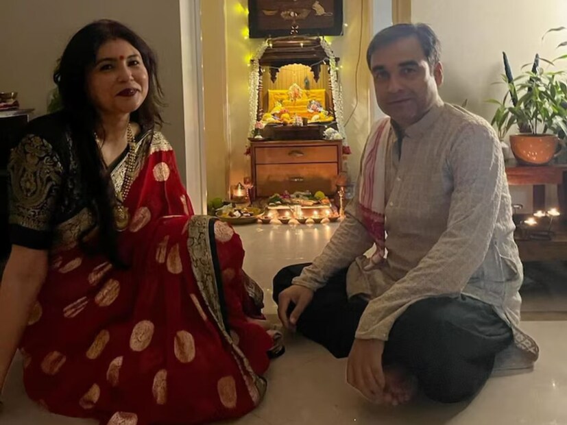 অভিনেতা বলেছিলেন যে তাঁর এক চাচা ছিলেন যিনি ত্রিপাঠি লিখতেন এবং তিনি একজন অফিসার হয়েছিলেন। তিনি আরও বলেছিলেন, 'যারা সব ত্রিপাঠী লিখেছিলেন তারা শিক্ষিত ছিলেন এবং জীবনে বহুদূর চলে গিয়েছিলেন, কিন্তু তিওয়ারি উপাধিধারীরা পূজা-অর্চনা ও কৃষিকাজে ব্যস্ত ছিলেন।' (ছবি সৌজন্যে ইনস্টাগ্রাম @pankajtripathi)