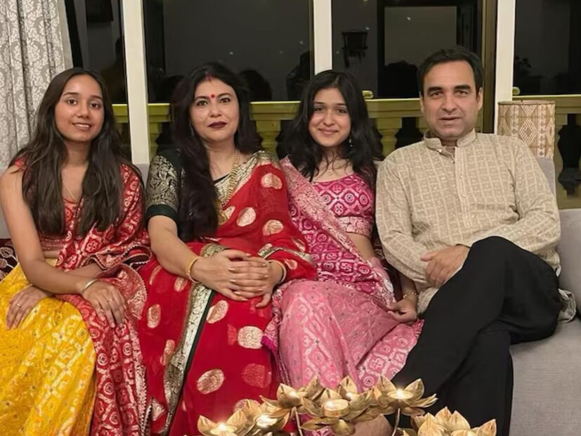 দশম শ্রেনীর পর, অভিনেতার নাম পঙ্কজ তিওয়ারি থেকে পঙ্কজ ত্রিপাঠী এবং তার বাবার নামও পরিবর্তন করে পন্ডিত বেনারস ত্রিপাঠী হয়। এই অভিনেতার নাম পরিবর্তনের গল্প বেশ জনপ্রিয়। (ছবি সৌজন্যে ইনস্টাগ্রাম @pankajtripathi)