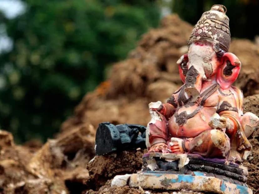 ভাঙা মূর্তি: জ্যোতিষী বলেছেন যে কোনও দেবতার ভাঙা মূর্তি বাড়িতে রাখা উচিত নয়। পুজোর ঘরেও রাখবেন না। এটাকে উপেক্ষা করলে জীবনে নেতিবাচক প্রভাব পড়তে পারে। এছাড়া মানুষের জীবনে ঝামেলাও বাড়তে পারে।