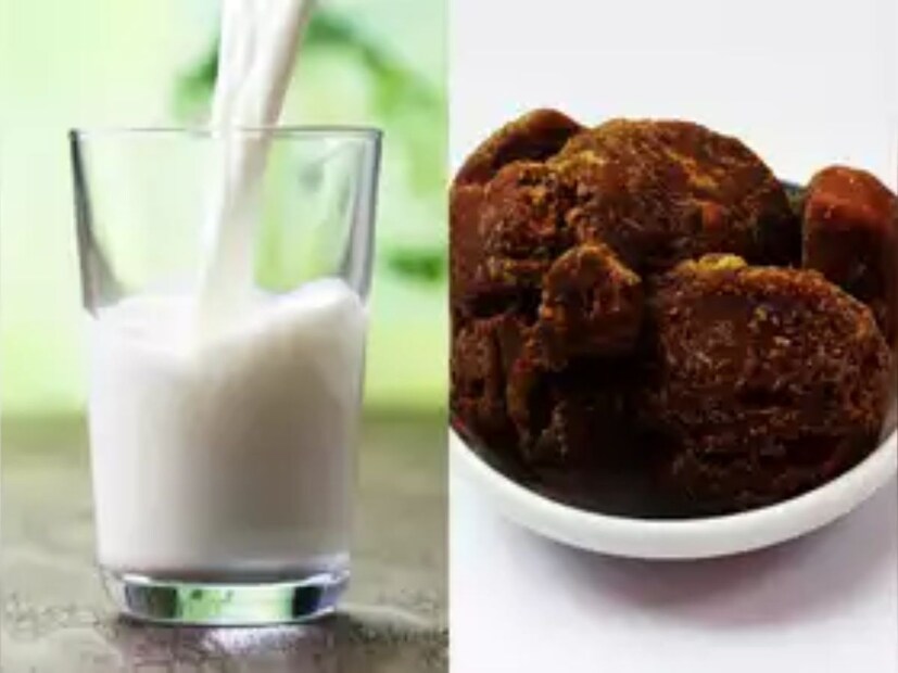 অন্য দিকে দুধ হল ক্যালশিয়ামের সমৃদ্ধ উৎস। গরম দুধের সঙ্গে চিনির বদলে গুড় মিশিয়ে খেলে হিমোগ্লোবিনের মাত্রা বাড়বে। রক্তাল্পতার সমস্যায় যাঁরা ভুগছেন, দুধের সঙ্গে গুড় মিশিয়ে খেতে পারেন। উপকার পাবেন। এ ছাড়াও অন্তঃসত্ত্বাকালীন অবস্থায় দুধের সঙ্গে গুড় খেলে শারীরিক ক্লান্তি দূর হবে। দুর্বলতা কাটবে।