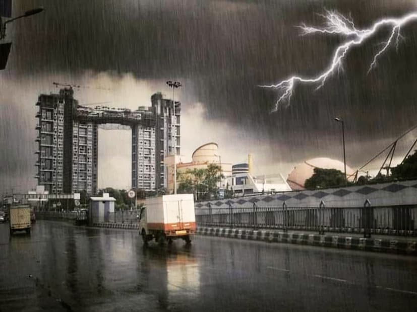 আবহাওয়া দফতরের পক্ষ থেকে জানানো হয়েছে বৃহস্পতিবার সন্ধেতে শহরে ঝড়ের সর্বোচ্চ গতিবেগ হবে ঘণ্টায় প্রায় ৮০ কিলোমিটার৷