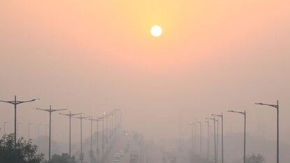 স্কুলগুলিতে অনলাইন ক্লাস করানোর নির্দেশ! নয়াদিল্লির বায়ু দূষণের মাত্রা ক্রমশ বাড়াচ্ছে উদ্বেগ স্কুলগুলিতে অনলাইন ক্লাস করানোর নির্দেশ! নয়াদিল্লির বায়ু দূষণের মাত্রা ক্রমশ বাড়াচ্ছে উদ্বেগ