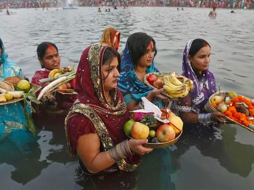 ছট 2024 হল অর্ঘ্য প্রদানের একটি শুভ সময় - কার্তিক মাসের শুক্লপক্ষের ষষ্ঠ তিথিতে অর্থাৎ ৭ নভেম্বর অস্তগামী সূর্যকে অর্ঘ্য নিবেদন করা হবে। একই সময়ে, সপ্তমী তিথিতে অর্থাৎ ৮ নভেম্বর উদীয়মান সূর্যকে অর্ঘ্য নিবেদন করা হবে। এই সময়টাকে খুবই পবিত্র হিসাবে মানা হয়।