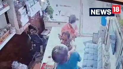 ঢিল ছোঁড়া দূরত্বে থানা, দিনে দুপুরে তার সামনেই ডাকাতি ঢিল ছোঁড়া দূরত্বে থানা, দিনে দুপুরে তার সামনেই ডাকাতি