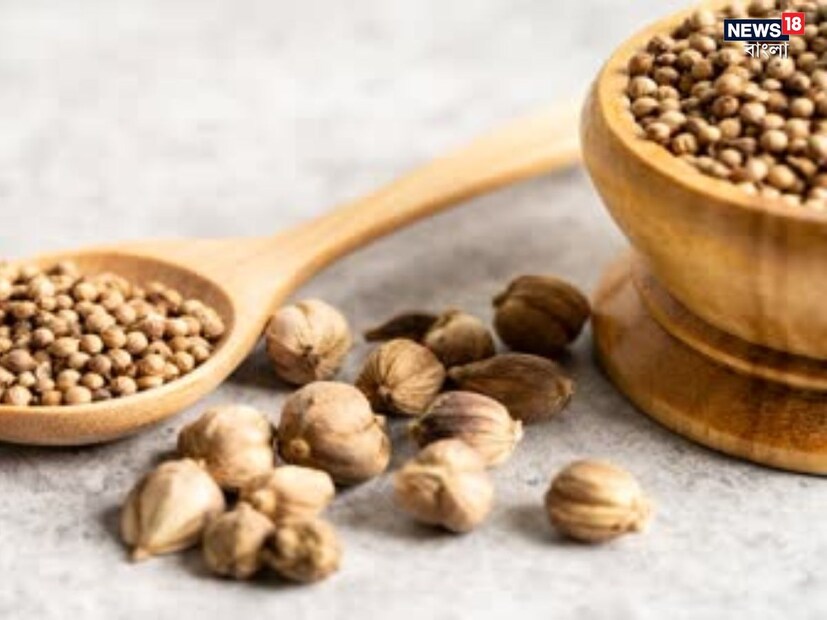 মানি ব‍্যাগে ধনেপাতার একটি ছোট শিকড় রাখলে তাও ধন-সম্পদ লাভে সাহায্য করে। এছাড়াও, এটি বিশ্বাস করা হয় যে ধনতেরাসে বপন করা ধনে বীজ দ্রুত অঙ্কুরিত হয়, যা সমৃদ্ধির প্রতীক হিসাবে বিবেচিত হয়।