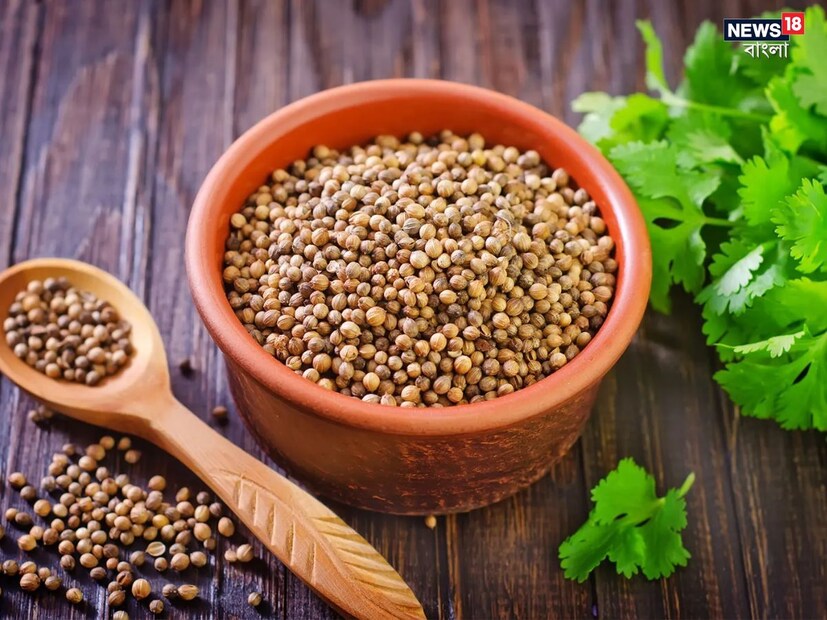 ধনে বীজ বপনের ঐতিহ্যের পিছনে কারণ:ধনে বীজকে দেবী লক্ষ্মীর প্রতীক হিসাবে বিবেচনা করে, এই দিনে তাদের বপন করার প্রবণতা রয়েছে যাতে তাঁদের ঘরে সুখ, শান্তি এবং সমৃদ্ধির প্রতীক হয়ে ওঠে। এগুলি ছাড়াও, এটি ভাল ফসল এবং অর্থনৈতিক সমৃদ্ধির প্রতীক হিসাবে বিবেচিত হয়। এই ঐতিহ্য অনুসারে, ধনতেরাসে কেনা ধনে জীবনে সমৃদ্ধি এবং আর্থিক বৃদ্ধি নিয়ে আসে।