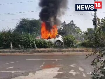 দীপাবলির দিন হাইওয়েতে চলন্ত গাড়িতে আগুন! ঝাঁপ দিয়ে প্রাণ বাঁচালেন চালক