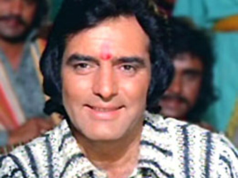 ফিরোজ খান কাজের জন্য ব্যাঙ্গালুরু না যাওয়া পর্যন্ত তাঁর স্ত্রী সুন্দরী এবং তাঁদের তিন সন্তানের সঙ্গে সুখে বসবাস করছিলেন। একটি ট্রিপ সবকিছু বদলে দিয়েছিল, কারণ তিনি এয়ার হোস্টেস জ্যোতিকা ধনরাজগীরের প্রেমে পড়েছিলেন। জ্যোতিকা ব্যাঙ্গালুরুতে থাকতেন, ফিরোজ প্রায়শই সেখানে থাকতেন, তাঁর নতুন সম্পর্ক তাঁর স্ত্রী এবং সন্তানদের কাছ থেকে গোপন রেখেছিলেন। 
