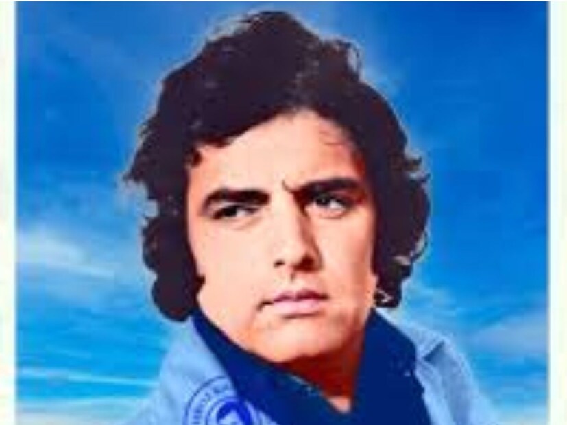 বড় হয়ে, ফিরোজ তাঁর সুন্দর চেহারা সম্পর্কে সচেতন ছিলেন এবং অল্প বয়সে মডেলিং করার সিদ্ধান্ত নেন, যার কারণে তিনি বেঙ্গালুরু থেকে মুম্বই চলে যান। তিনি ১৯৬৫ সালে আরজু চলচ্চিত্রে আত্মপ্রকাশ করেন, যাঁ তাকে একজন উল্লেখযোগ্য চলচ্চিত্র তারকা হিসেবে প্রতিষ্ঠিত করে।