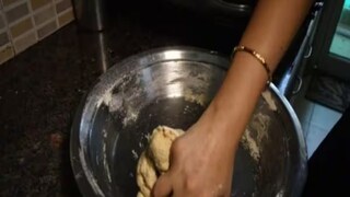 প্রস্রাব দিয়ে আটা মাখলেন পরিচারিকা! (প্রতীকী ছবি)