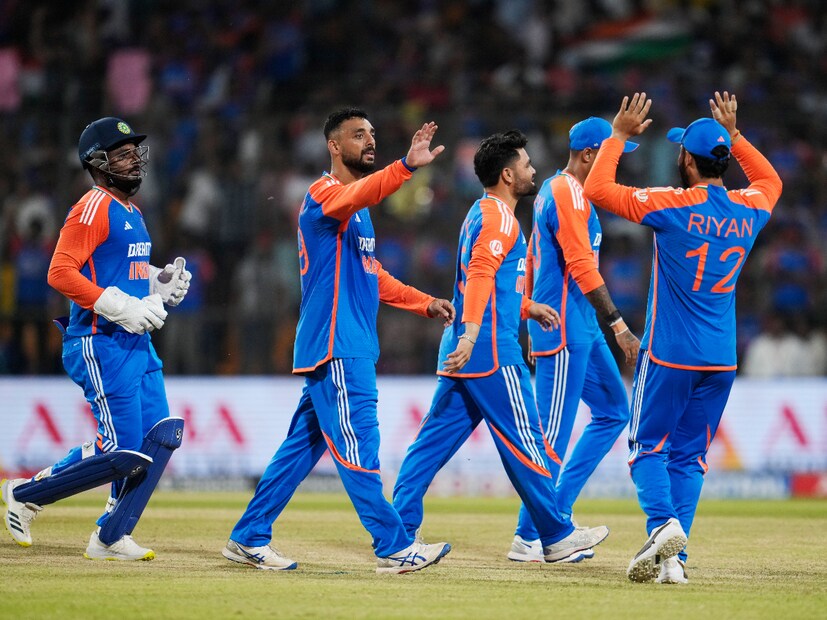 KKR Varun Chakravarthy: আন্তর্জাতিক ক্রিকেটে কামব্যাক করাটা কতটা কঠিন সেটা যারা করেছে তারাই জানে। বিশেষ করে দল থেকে বেশ কয়েক বছর বাদ থাকার পর ফের সুযোগ পেলে প্রবল চাপের মধ্যে পারফর্ম করতে হয় সেই ক্রিকেটারকে। কারণ সেটাই তার শেষ সুযোগ হতে পারে।  (Photo Courtesy- AP)
