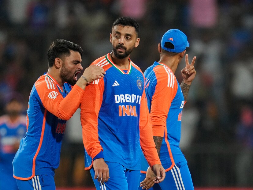 KKR Varun Chakravarthy: টি-২০ ক্রিকেটে দীর্ঘ বিরতির পর কামব্যাক করা দ্বিতীয় ক্রিকেটার হলেন বরুণ চক্রবর্তী। এর আগে খালিল আহমেদ ২০১৯ সালের পর খেলেছিলেন ২০২৪ সালে। মাঝে ১০৪টি টি-২০ ম্যাচ খেলে ফেলেছিল ভারতীয় দল। আর বরুণ কামব্যাক করল ৮৬ ম্যাচ পর।  (Photo Courtesy- AP)