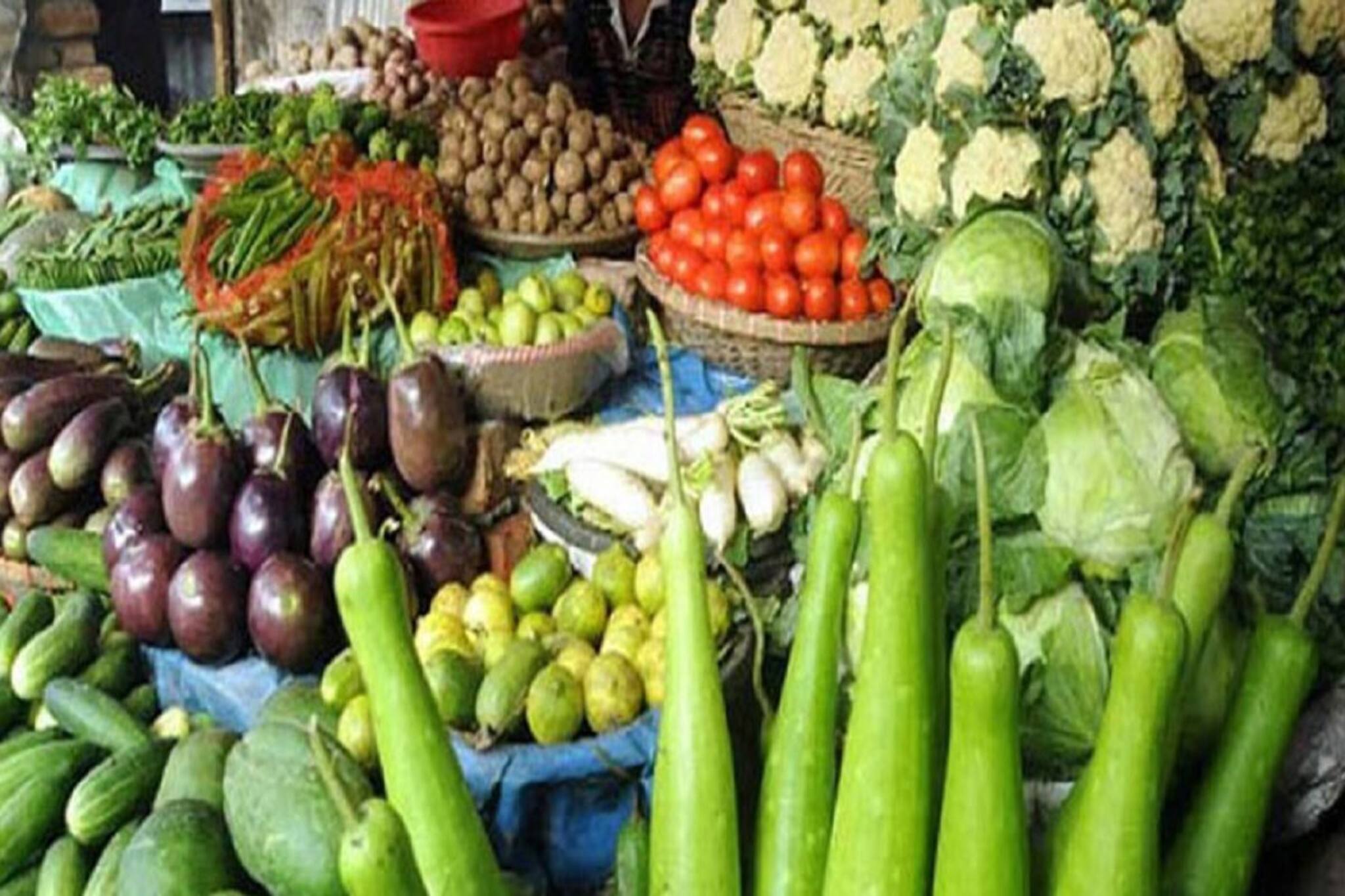 বাজারে সবজিতে হাত দেওয়া দায়! এত চড়া দাম? ১০০০ টাকাতেও ব্যাগ ভরছে না!