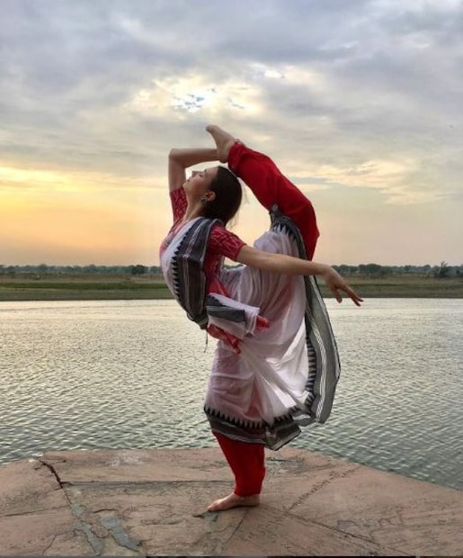 এক রাশিয়ান তরুণীও মথুরা বেড়াতে এসেছিলেন। তারপর যা হয়। শ্রীকৃষ্ণের লীলাভূমি তাঁর এতটাই ভাল লেগে যায়, বৃন্দাবনে পাকাপাকি থেকে যাওয়ার সিদ্ধান্ত নেন তিনি।রাশিয়ান তরুণী আগে পেশায় মডেল ছিলেন। এখন খাঁটি ভারতীয় সংস্কৃতি মেনে জীবনযাপন করেন। Photo Courtesy: Sofya Kuharenok