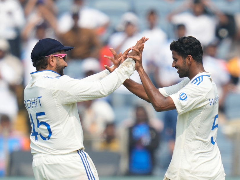 পুণেতে দ্বিতীয় টেস্টে  টসে জিতে ব্যাটিং নেয় নিউজিল্যান্ড। কিউইদের প্রথম ৩টি উইকেট শিকার করেন রবিচন্দ্রন অশ্বিন। কিন্তু তারপর গোটা প্রথম ইনিংস জুড়ে শুধুই ওয়াশিংটন সুন্দর শো।  (Photo Courtesy- AP)