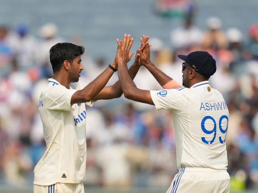 ৭ উইকেচ নিতে মাত্র ৬১ বল লাগে ওয়াশিংটন সুন্দরের। যার মধ্যে পাঁচটি বোল্ড করেন ভারতীয় স্পিনার। বাঁ হাতি থেকে ডান হাতি ব্যাটার, কেউ বুঝে উঠতে পারেননি ওয়াশিংটন সনুন্দরের ভেলকি।  (Photo Courtesy- AP)