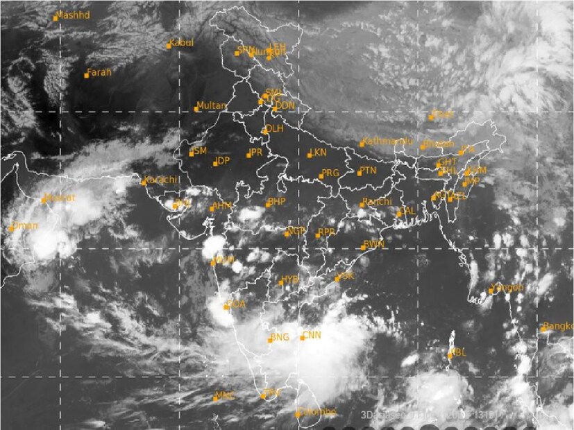 উত্তরবঙ্গে দার্জিলিং, আলিপুরদুয়ার, কোচবিহার এবং জলপাইগুড়ি এই পাঁচ জেলাতে বৃষ্টির সম্ভাবনা। বাকি জেলায় শুষ্ক আবহাওয়া।