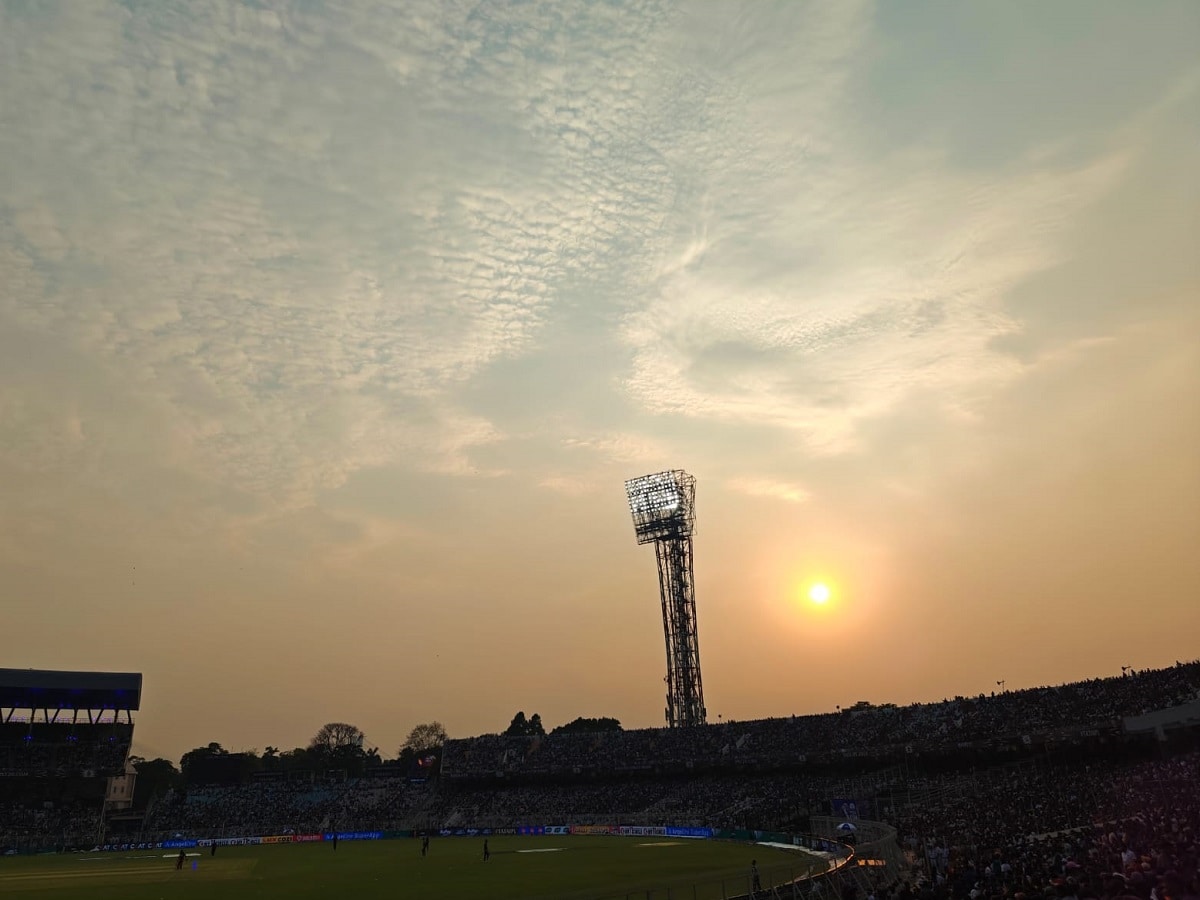 আজ, বৃহস্পতিবার কলকাতায় সর্বনিম্ন তাপমাত্রা ২৮.২ ডিগ্রি সেলসিয়াস। যা স্বাভাবিকের তুলনায় ২.৪ ডিগ্রি সেলসিয়াস বেশি। গতকাল, বুধবার সর্বোচ্চ তাপমাত্রা ছিল ৩১ ডিগ্রি সেলসিয়াস। স্বাভাবিকের তুলনায় যা ২.২ ডিগ্রি সেলসিয়াস কম। বাতাসে জলীয় বাষ্পের পরিমাণ ৮৩ থেকে ৯৬ শতাংশ। আগামী ২৪ ঘণ্টায় তাপমাত্রা থাকবে ২৭ থেকে ৩২ ডিগ্রি সেলসিয়াসের মধ্যে। বৃষ্টি হয়েছে সামান্য ০.২ মিলিমিটার।