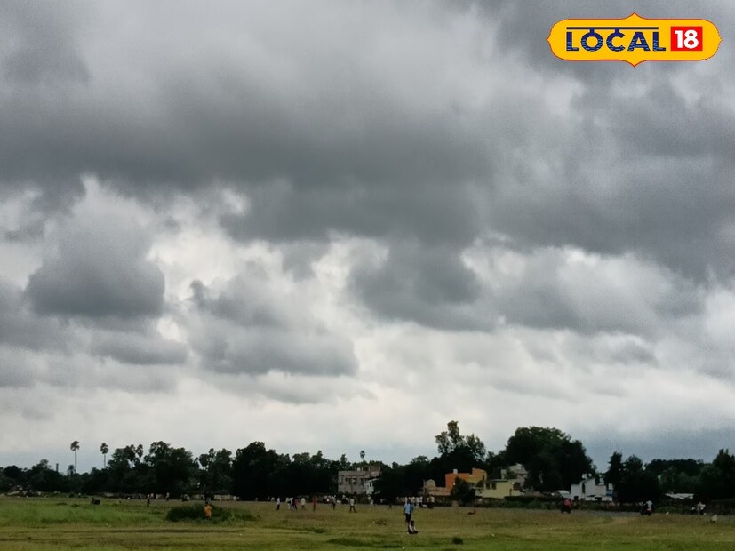 বিক্ষিপ্তভাবে ঝড় বৃষ্টির ফলে আবহাওয়ার বেশ খানিকটা পরিবর্তন হচ্ছে। টানা ঝড়-বৃষ্টির সম্ভাবনা নেই দক্ষিণের কোথাও। তবে আপাতত পুরোপুরি বিদায় নিচ্ছে না বৃষ্টি। বিক্ষিপ্ত ভাবে হলেও বৃষ্টির দাপট চলছে।