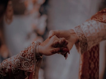 হায় কপাল, আশায় বুক ভরে নতুন বর ঢুকল ফুলশয্যার ঘরে, বাইরে বেরিয়ে এসে সে যা বলল হায় কপাল, আশায় বুক ভরে নতুন বর ঢুকল ফুলশয্যার ঘরে, বাইরে বেরিয়ে এসে সে যা বলল