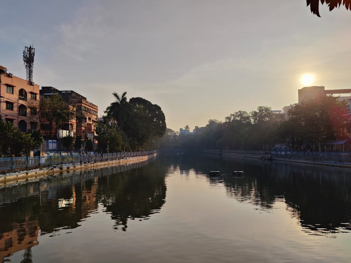 দক্ষিণ দিনাজপুর : মেঘলা আকাশ বালুরঘাটে সর্বনিম্ন তাপমাত্রা রয়েছে জেলায় ২২.০২ ডিগ্রি সেলসিয়াস।