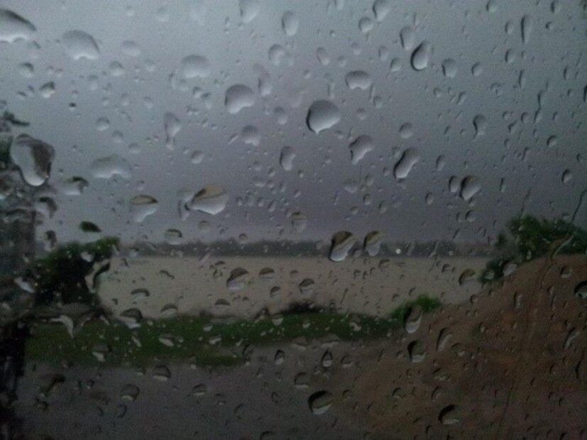 তবে আপাতত আবহাওয়া সংক্রান্ত কোনও সতর্কতা নেই। হাওয়া অফিসের পূর্বাভাস, উত্তর এবং দক্ষিণবঙ্গের সব জেলায় বিক্ষিপ্তভাবে হাল্কা থেকে মাঝারি বৃষ্টি হবে।